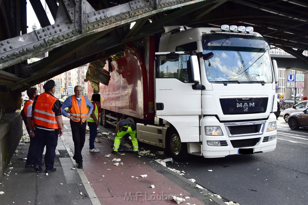 LKW blieb unter Bruecke haengen Koeln Deutz Opladenerstr Deutz Muelheimerstr P021.JPG - Miklos Laubert